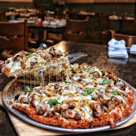 Mungkin bisa kita variasi dengan membuat yang mini. Resep Mudah Chicken Parm Pizza, Inovasi Unik Bikin Pizza ...