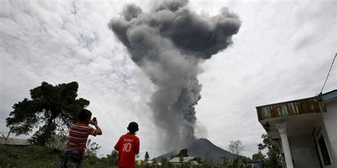 Erupsi pertama gunung sinabung hari ini terjadi sekitar pukul 10.16 wib, senin pagi. Gunung Sinabung Erupsi Dua Kali Sehari : Okezone News
