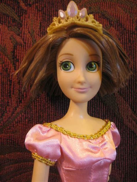 I definitely LOVE Rapunzel with her short hair... Just ...