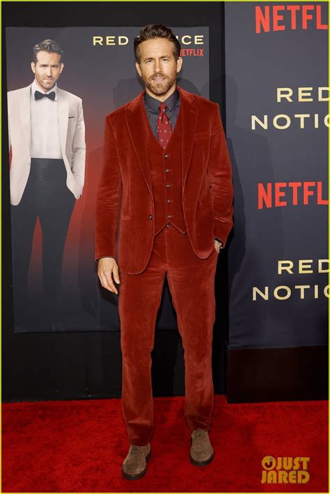Photo Gal Gadot Dwayne Johnson Ryan Reynolds Wear Red To Red Notice