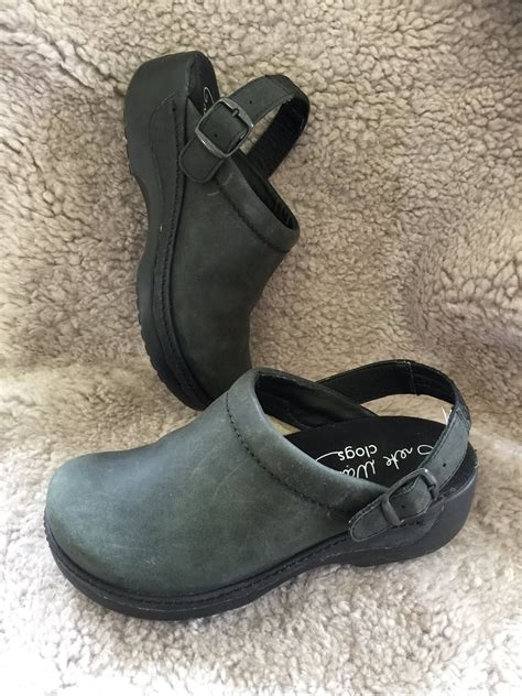 Spesielt godt egnet til dem som beveger seg mye på hardt underlag. Grete Waitz, Clogs, Träskor i skinn med hälrem ...