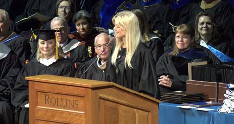 elin nordegren jokes about tiger woods in college graduation speech