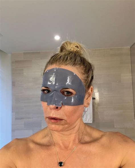 Chelsea Handler Bares All In Fresh Faced Shower Selfie With A Twist Hello