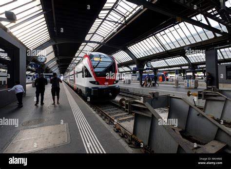 Zürich Hb Hauptbahnhof Railway Station In Zurich Switzerland Europe