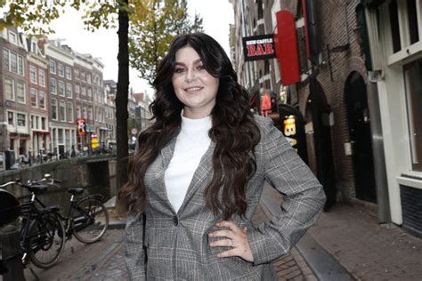 Bekijk hier het optreden van roxeanne hazes met het nummer vreemde voor mij op 538 bij frank dane! Roxeanne Hazes verschijnt in ondergoed op podium