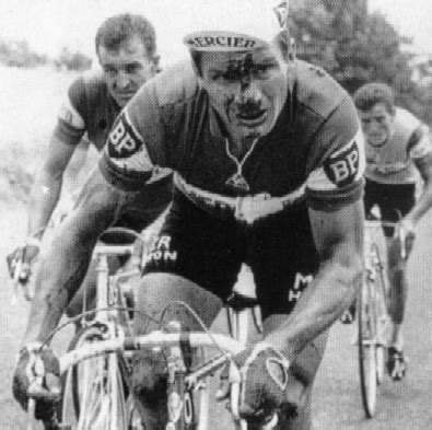 Raymond poulidor échange dans la bonne humeur avec les jeunes coureurs, ici le. Amère victoire pour l'équipe de France - Tour de France 1968