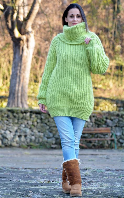 Cable Knitted Chunky 100 % Pure Wool Turtleneck Sweater Light green