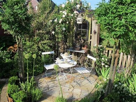 Sitzplätze im garten gestalten ob zum kaffeeklatsch mit freunden oder als gemütlicher ort für mußestunden: Gemütliche sitzecke im garten gestalten | Garten gestalten ...