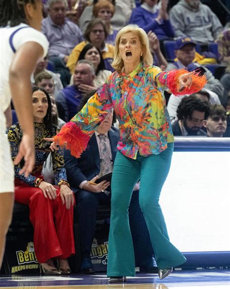 what is kim mulkey s salary as lsu women s basketball coach