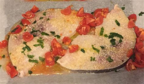 Il pesce spada gratinato al forno è una ricetta veloce e gustosissima adatta anche a chi non ama il sapore deciso di questo pesce perché mitigato dal sapore dolce dei pomodorini. Pesce spada con pomodorini al forno - acasadigery