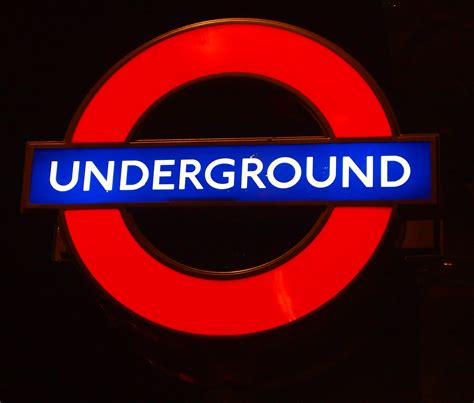 File:London Underground Sign Night.jpg - Wikimedia Commons