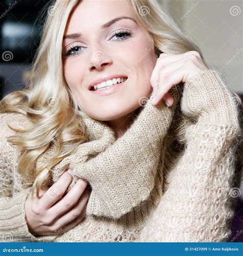 Portrait Dune Belle Femme Blonde Avec Des Yeux Bleus Image Stock Image Du Femelle Laines