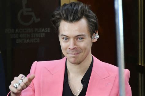 Harry Styles Addresses Sexuality Says He Doesn T Need To Identify