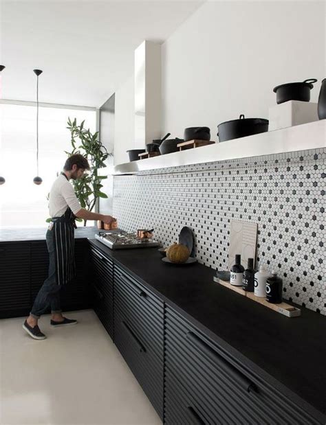 Una cocina en blanco y negro tiene la mezcla de colores perfecta. Cocinas negras que querrás copiar -30 FOTOS - Decoración hogar