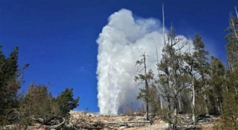 Yellowstones Largest Geyser Is Very Active Massive Eruption Bursts