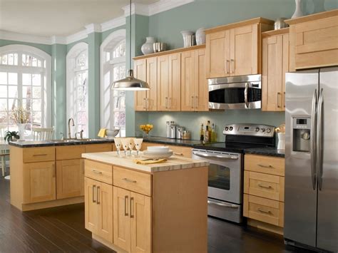 It is available in 148 colors and is an ideal paint for high impact areas such as think maple or hazelnut for some of the most desirable species, as homeowners are moving when painting kitchen cabinets, it's less about the paint you use and more about the. Kitchen Paint Colors with Maple Cabinets - Home Furniture ...