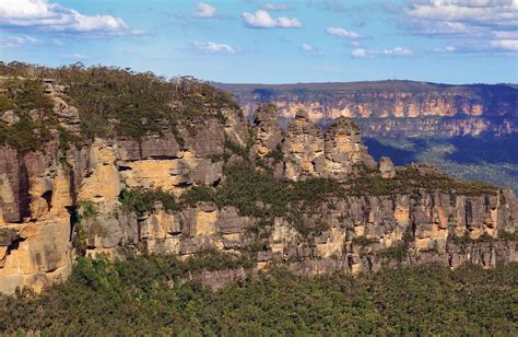 The blue mountains, immediately to the west of the sprawling metropolitan area of sydney, constitute one of the most accessible areas of relatively unspoilt natural highland beauty in new south wales. Three Sisters walk | NSW National Parks