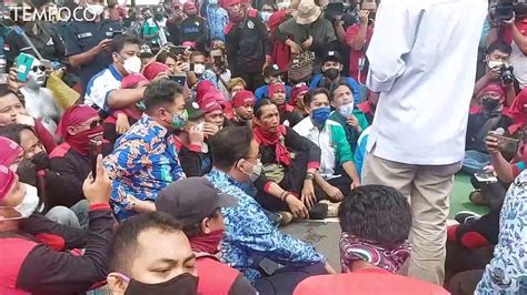 Protes Kenaikan Ump Dki Jakarta Anies Datangi Buruh Yang Berdemo