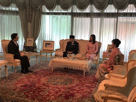 Lihat keakraban dr mahathir ydp agong almarhum sultan iskandar. Audience with DYMM Sultan Sharafuddin Idris Shah ibni ...