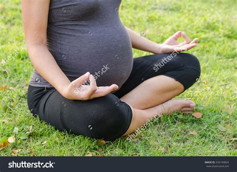 Healthy Pregnant Woman Doing Yoga In Nature Outdoors How To Do Yoga Women Yoga