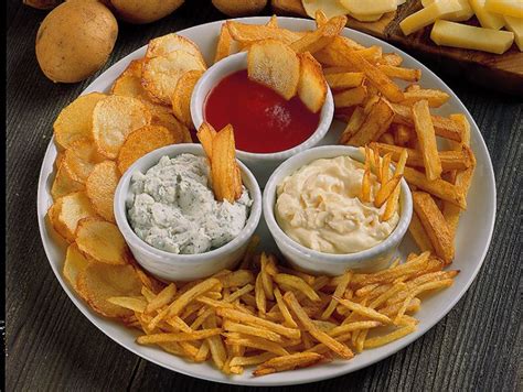 Con degli stecchini infilzate le patate e fatele cuocere in abbondante olio di semi, finché non risultino ben dorate e croccanti. Ricetta Fantasia di patate fritte | Donna Moderna