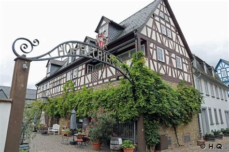 Schon von weitem erkennt man die leuchtend gelbe hausfassade. Eltville - Rheingau, Stadtturm Rheingau, Fachwerkhäuser ...