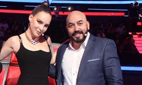 Y es que si hacemos un poco de memoria, esto no debería de sorprendernos, pues hace poco vimos una foto de la boda de lupillo y belinda. Belinda besó a Lupillo Rivera en vivo y crecen rumores ...