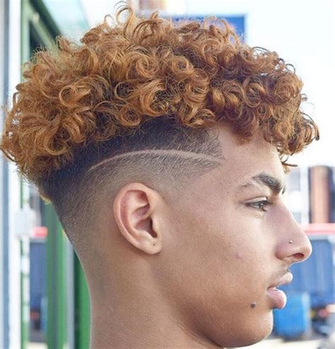 Afros sont coiffures cool pour les hommes de cheveux bouclés. coupe de cheveux homme curly - Coupe pour homme