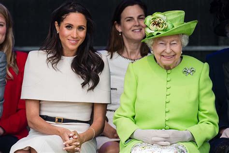Le premier ministre justin trudeau a souligné le 150e anniversaire de la fédération canadienne avec la reine élisabeth ii, mercredi, en lui offrant la conversation de m. エリザベス女王 21日に94歳 メーガン妃も「オンライン誕生祝い」に参加か | Hint-Pot