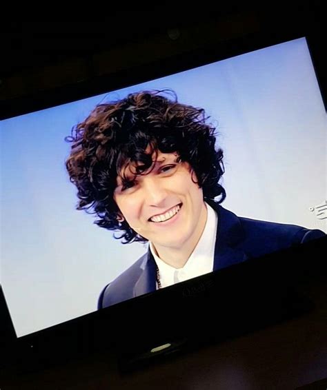 Di bestie come te ce ne sono in giro e non è facile scoprirle e sai perché sono fabbricanti di maschere ti sputano nel mondo solo per avere un pasto facile io sono ancora qui ho la pelle dura pure più di te non è mai. Ermal Meta, C'è posta per te, 2018. (con immagini) | Meme ...