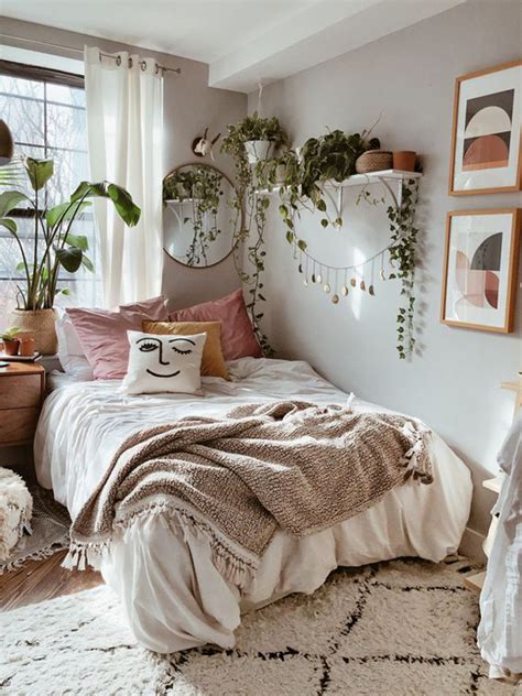 Bedroom plants really are a great way to decorate your space. rustic-boho-bedroom-with-indoor-plants | HomeMydesign
