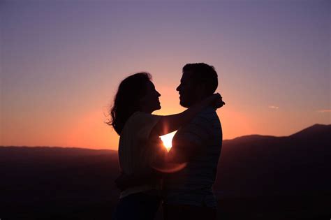 🥇 Imagen De Gente Mujer Hombre Abrazo Amor Pareja Puesta De Sol Foto