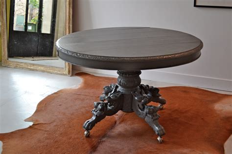 Table en verre trempé ronde, pied central blanc laqué mat et socle rond en métal poli. past+present | Table ronde bois, Table salle à manger ...