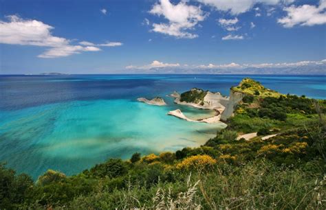 Κινδυνεύει με έξωση από το εακ. Δράστης - Κέρκυρα | Terrabook