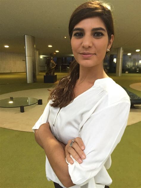 Sim, a gente sabe quem é a repórter que completou 33 anos em. Imagem da TeleVisão: Conheça Andréia Sadi, a repórter da GloboNews