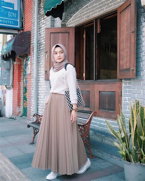 Cukup padukan dengan item busana lainnya yang pas dan nyaman, celana jeans merupakan alternatif yang pas buat ootd kamu. Pin di Hijab Fashion