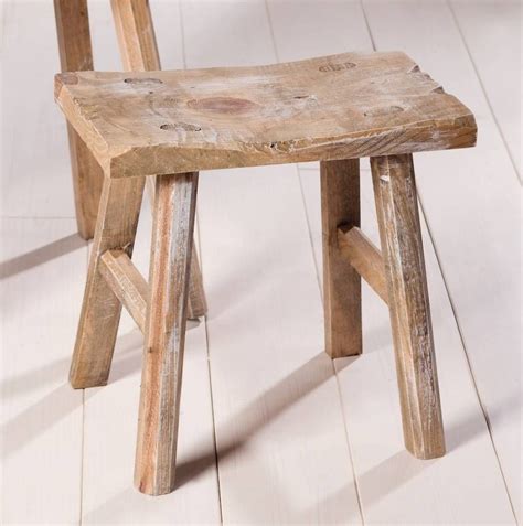 Die klappbaren holzhocker sind ein echter hingucker und besonders stabil. rustikales Holzhocker-Set aus hellbraun gekalktem Kiefernholz - TREND! | Holzhocker, Hocker holz ...