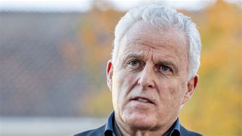 His net worth is estimated at $19 million, in 2017. Peter R. de Vries ontvangt nógal dreigend briefje door ...