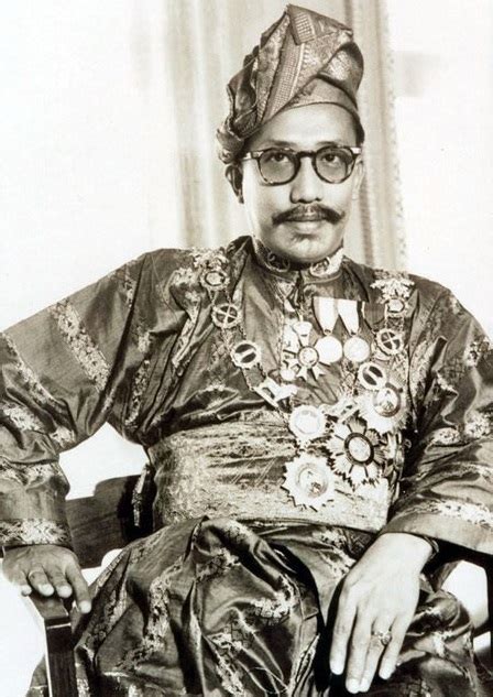 Hassanal bolkiah adalah sultan sewaktu kemerdekaan brunei dari empayar british pada tahun 1984 dan telah secara rasminya ditabalkan sebagai raja brunei oleh ratu elizabeth ii. Sejarah Melayu dan Nusantara: Kesultanan Brunei Darussalam