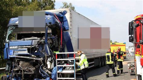 Lkw Fahre Bersieht Stauende Auf Der A Zwei Schwerverletzte