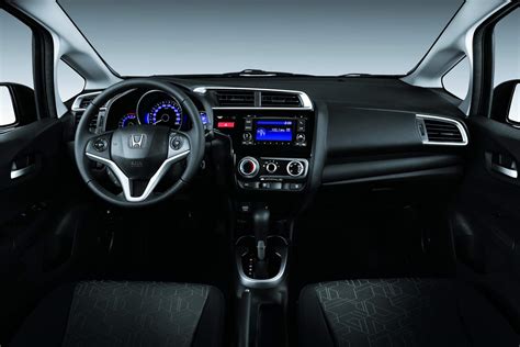 Its redesign for 2015 stole much of the originality of the styling, and some of the car's character, while gaining cabin room in the small footprint. Honda Fit 2016: tabela de preços, fotos e especificações
