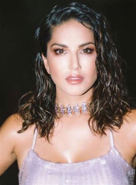Sunny Leone Bold Photoshoot Viral Win Fans Hearts By Giving Glamorous Pose सन लयन न करय