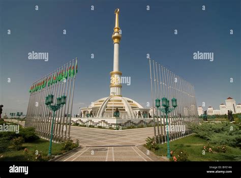 Monumento a la independencia de Turkmenistán Ashgabat Turkmenistán