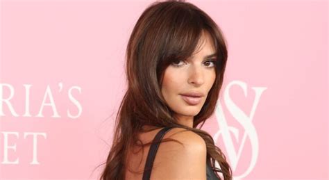 Emily Ratajkowski Dévoile Son Underboob Dans Une Robe Aux Sulfureuses