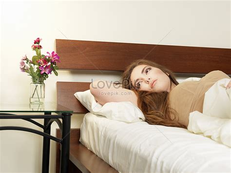 女性躺在床上深思圖片素材 JPG圖片尺寸 px 高清圖案 zh lovepik com
