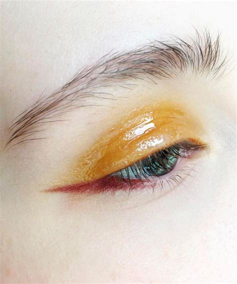 Click Here To See How To Pull Off The Glossy Eye Trend Without Looking