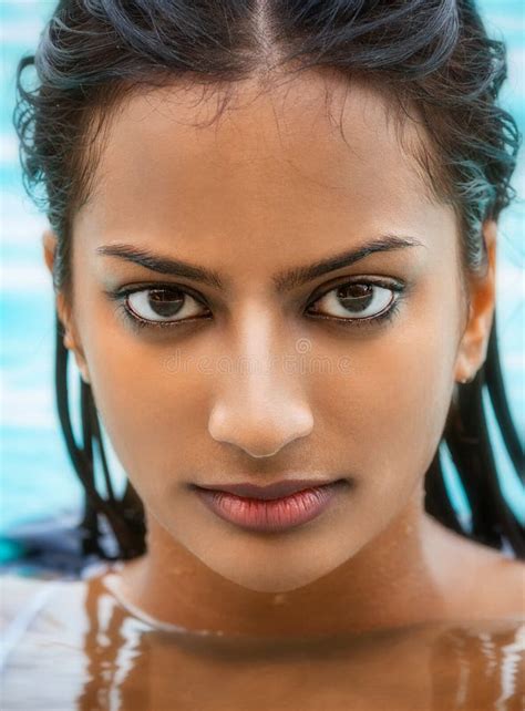 Fille Asiatique Indienne Sexy De Femme Dans La Piscine Image Stock Image Du Visage Brun
