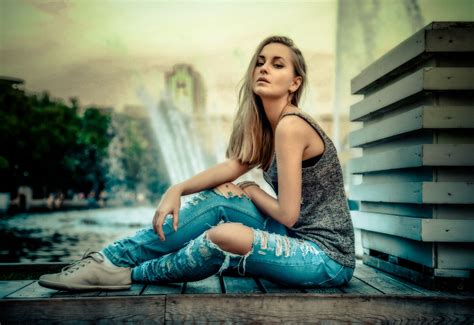 Papel De Parede Mulheres Modelo Loiras Sentado Fotografia Jeans Rasgados Moda Emoção