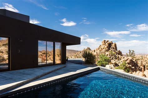 There's a the age old question everyone thinks about when they decide to move to a city in california: La Black Desert House : intimité et discrétion assurées
