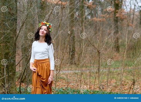 Bella Ragazza Con La Corona Del Fiore Sulla Sua Testa Nella Foresta Di Autunno Fotografia Stock